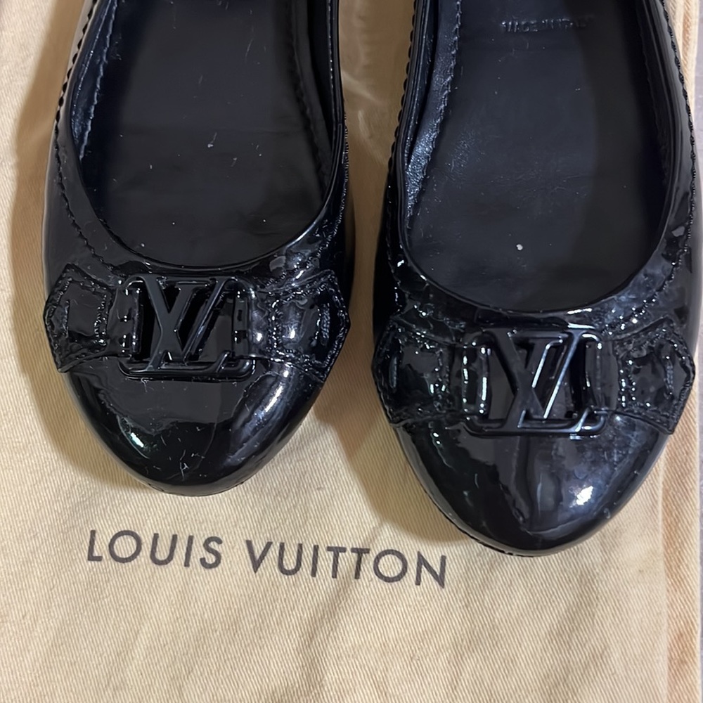LV black patent flats - Picture 3 of 6